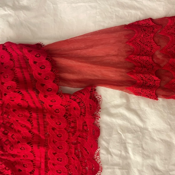 Off the shoulder lace & sheet red top - Picture 4 of 5